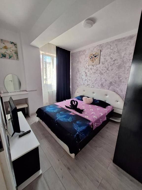 a bedroom with a bed with a hat on it at Daniel Residence Militari in Dudu