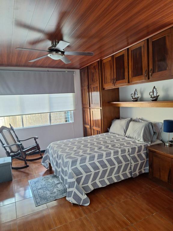 Postel nebo postele na pokoji v ubytování Linda y céntrica habitación