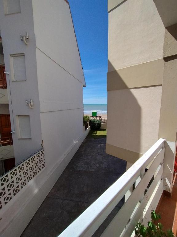 una vista desde el balcón de un edificio en Apartamento Libra 6, en Villa Gesell