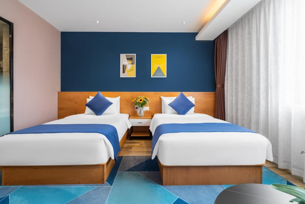 Postel nebo postele na pokoji v ubytování Kunming Spring City Boutique Hotel