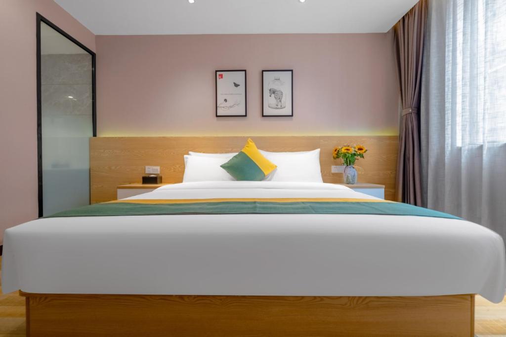 Postel nebo postele na pokoji v ubytování Kunming Spring City Boutique Hotel