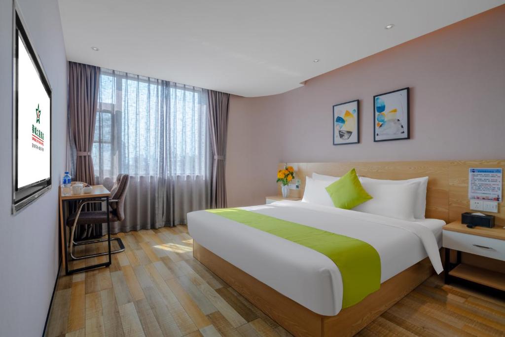 Postel nebo postele na pokoji v ubytování Kunming Spring City Boutique Hotel