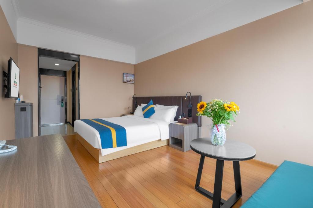 Postel nebo postele na pokoji v ubytování Kunming Spring City Boutique Hotel