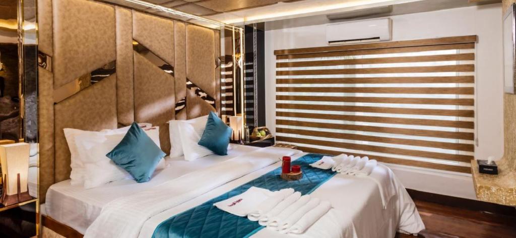 Postel nebo postele na pokoji v ubytování Royal Houseboats