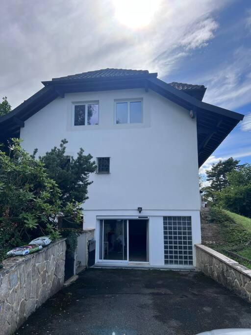 une maison blanche avec une allée devant dans l'établissement Bellevue de Collonges, à Collonges-sous-Salève