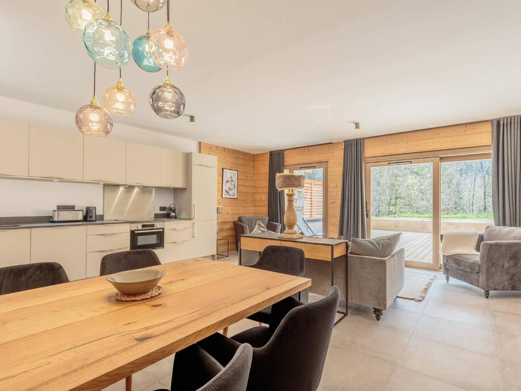 Photo de la galerie de l'établissement Appartement neuf cosy avec terrasse, 1 chambre, parking, wifi, près des pistes - FR-1-638-10, à Champagny-en-Vanoise