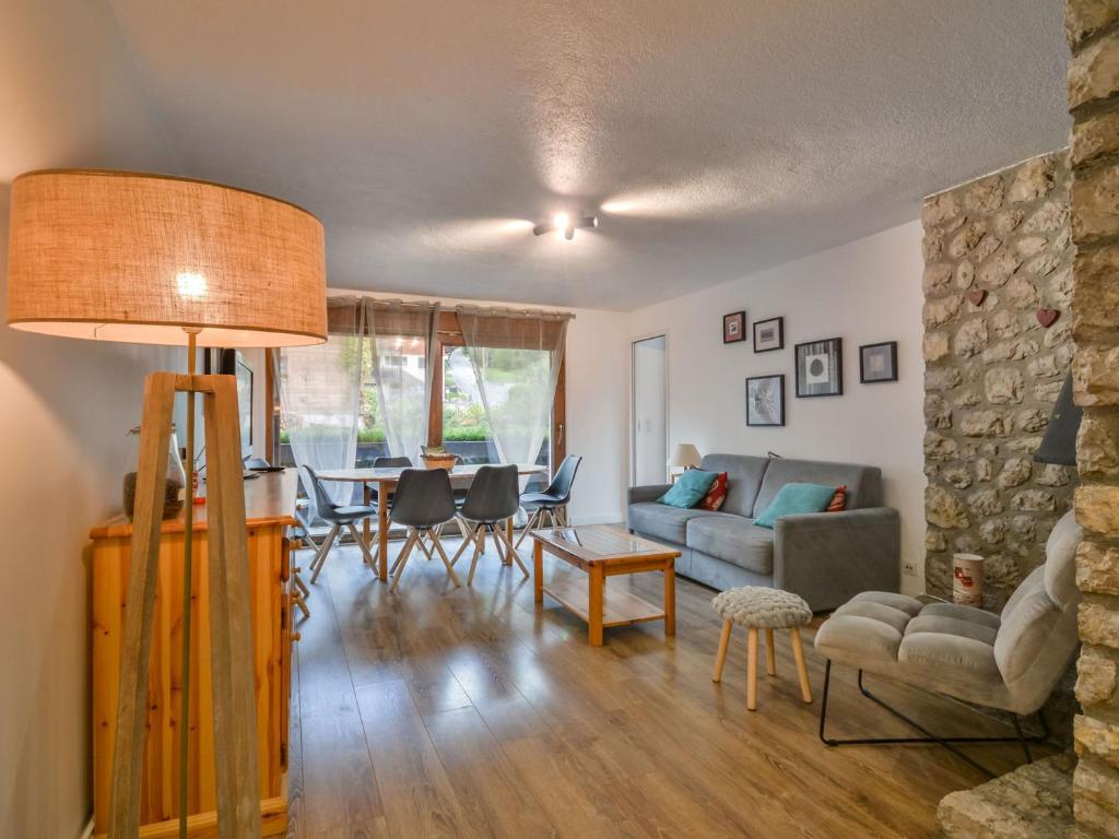 Photo de la galerie de l'établissement Morzine: Appartement pour 8 avec parking et WIFI près du centre - FR-1-684-66, à Morzine