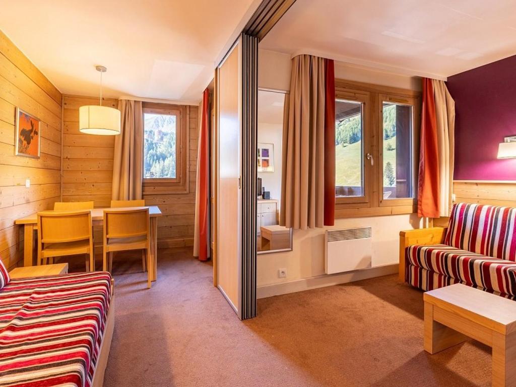 un salon avec un canapé et une table dans l'établissement Studio ensoleillé à La Plagne avec balcon et parking - FR-1-351-249, à La Plagne Tarentaise