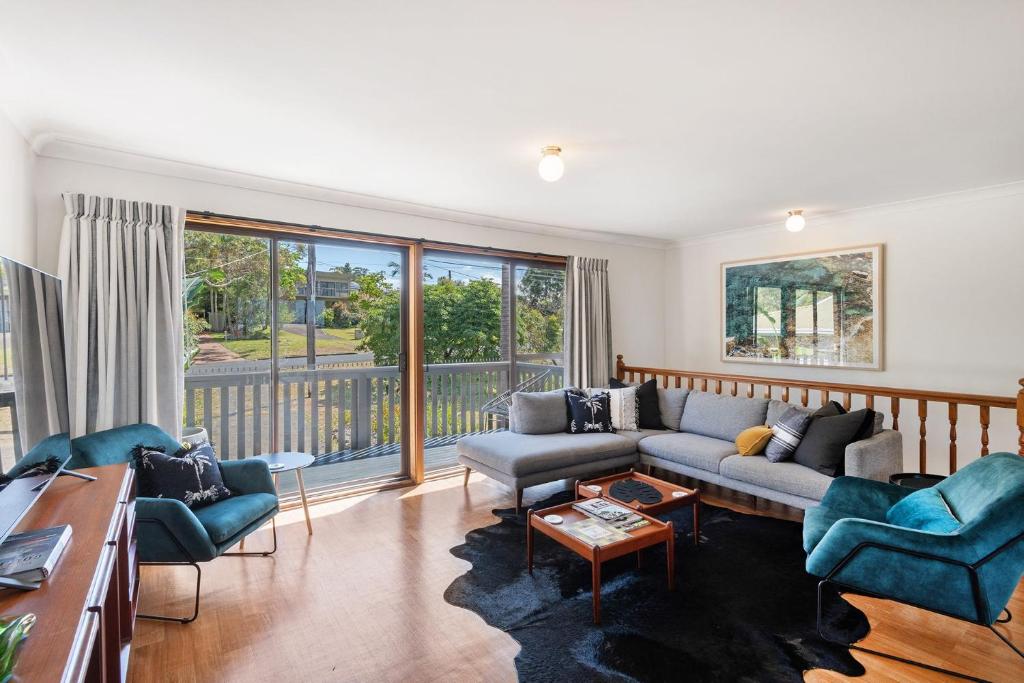 Posezení v ubytování Palm Top Vincentia - Walk to beach. Wi-Fi & Linen