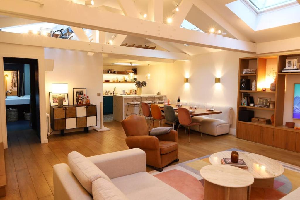 un salon avec un canapé et une table dans l'établissement Luxueux 3 chambres | Hammam | cœur du Marais, à Paris