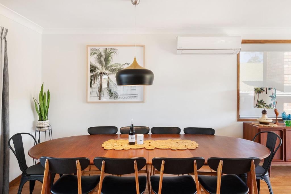 Posezení v ubytování Palm House Vincentia Walk 2 Beach Linen & WiFi