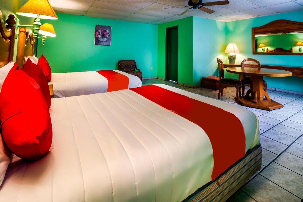 Postel nebo postele na pokoji v ubytování Hotel Canada, Guadalajara