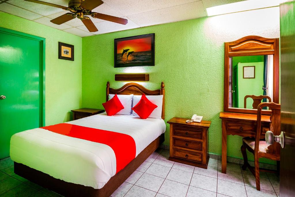 Postel nebo postele na pokoji v ubytování Hotel Canada, Guadalajara