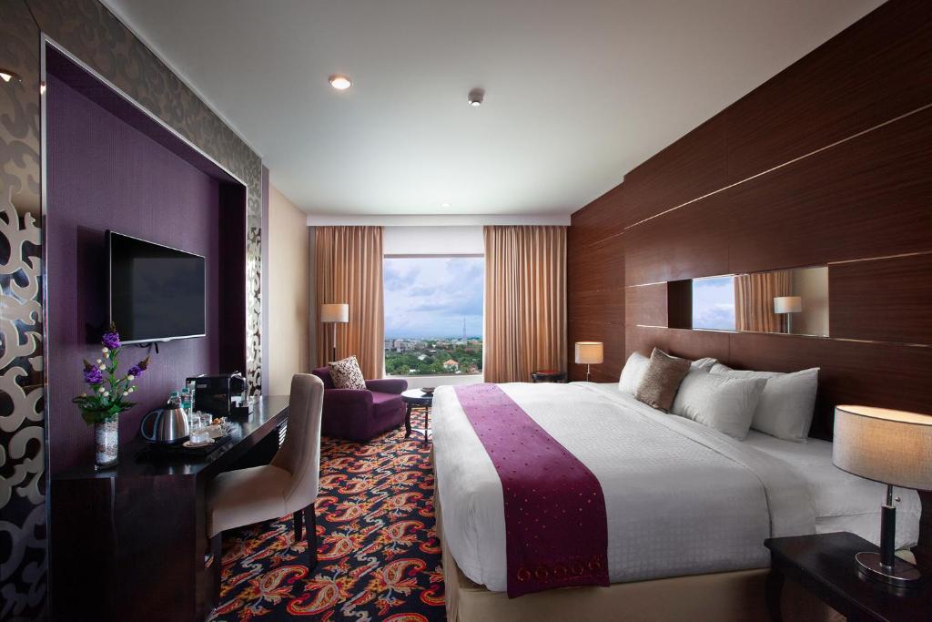 Postel nebo postele na pokoji v ubytování Lombok Raya Hotel