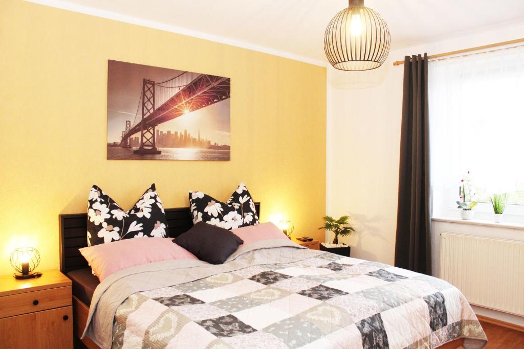 een slaapkamer met een bed en een schilderij aan de muur bij Ferienhaus im Bleitz in Wrestedt