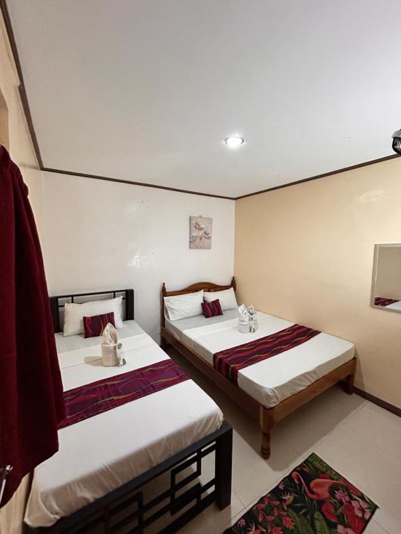 Postel nebo postele na pokoji v ubytování Brenmariel Tourist Inn