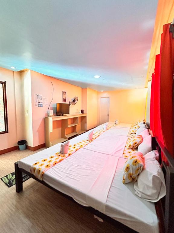 Postel nebo postele na pokoji v ubytování Brenmariel Tourist Inn