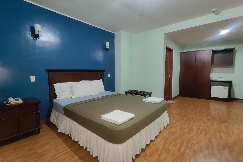 Postel nebo postele na pokoji v ubytování Oftana Suites Cebu near Oakridge