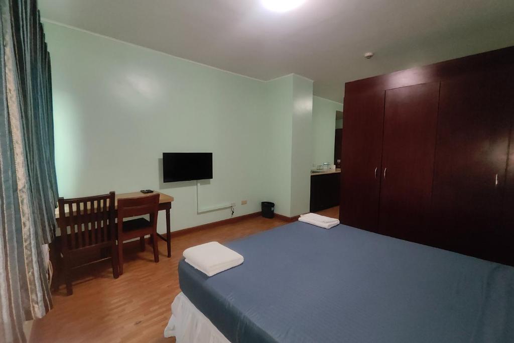 Postel nebo postele na pokoji v ubytování Oftana Suites Cebu near Oakridge