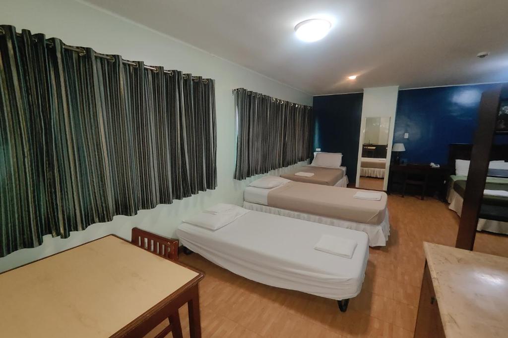 Postel nebo postele na pokoji v ubytování Oftana Suites Cebu near Oakridge