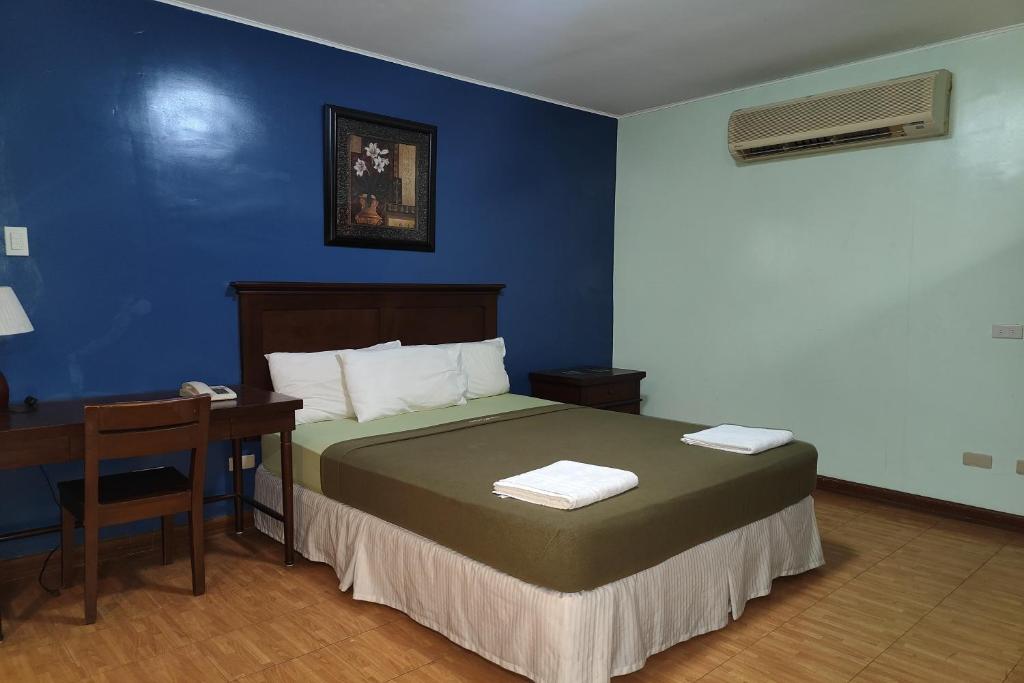 Postel nebo postele na pokoji v ubytování Oftana Suites Cebu near Oakridge