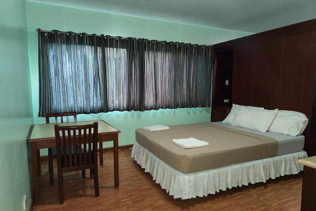 Postel nebo postele na pokoji v ubytování Oftana Suites Cebu near Oakridge