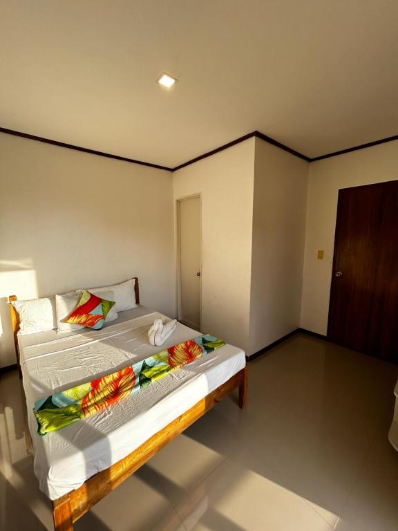Postel nebo postele na pokoji v ubytování Brenmariel Tourist Inn