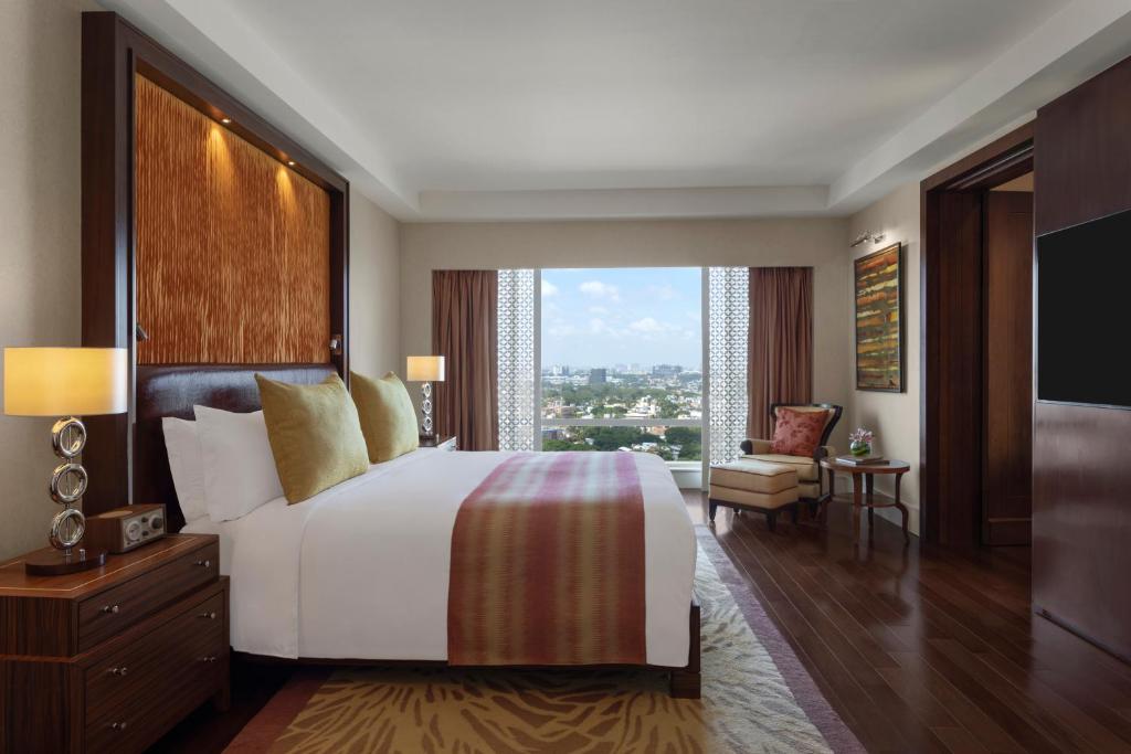 Postel nebo postele na pokoji v ubytování The Ritz - Carlton, Bangalore
