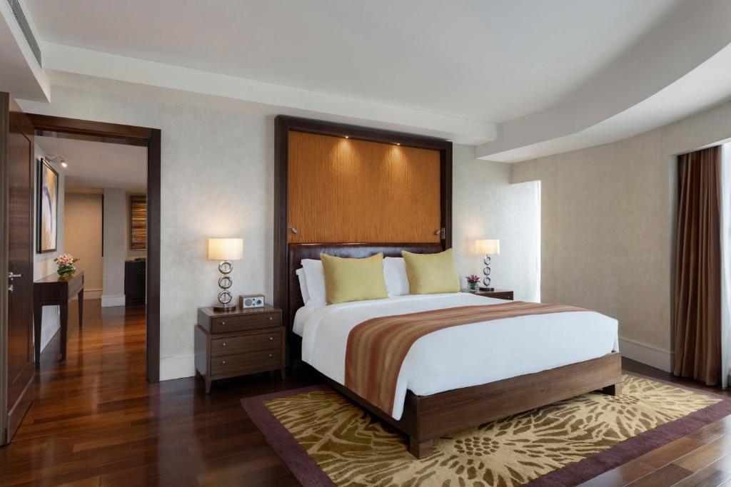 Postel nebo postele na pokoji v ubytování The Ritz - Carlton, Bangalore