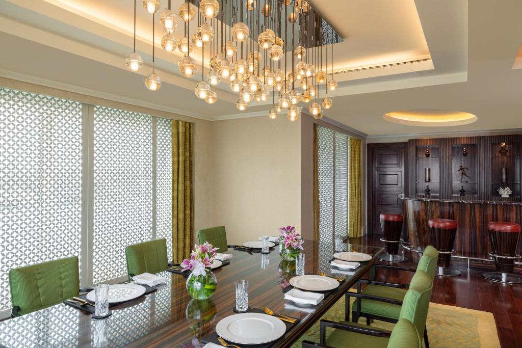 Posezení v ubytování The Ritz - Carlton, Bangalore