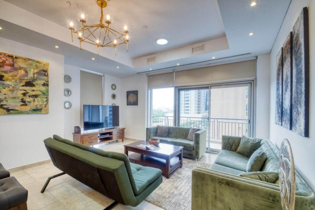 TV a/nebo společenská místnost v ubytování Dream Inn Apartments- Emaar Towers - Rega Al Buteen