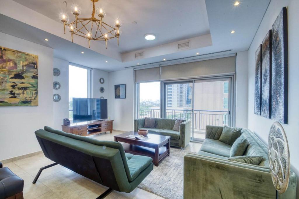 TV a/nebo společenská místnost v ubytování Dream Inn Apartments- Emaar Towers - Rega Al Buteen