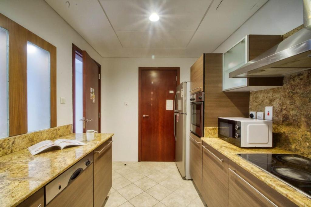 Kuchyň nebo kuchyňský kout v ubytování Dream Inn Apartments- Emaar Towers - Rega Al Buteen