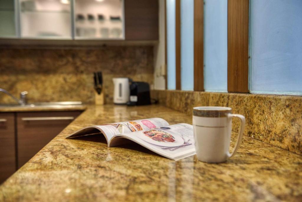 Příslušenství pro přípravu čaje a kávy v ubytování Dream Inn Apartments- Emaar Towers - Rega Al Buteen