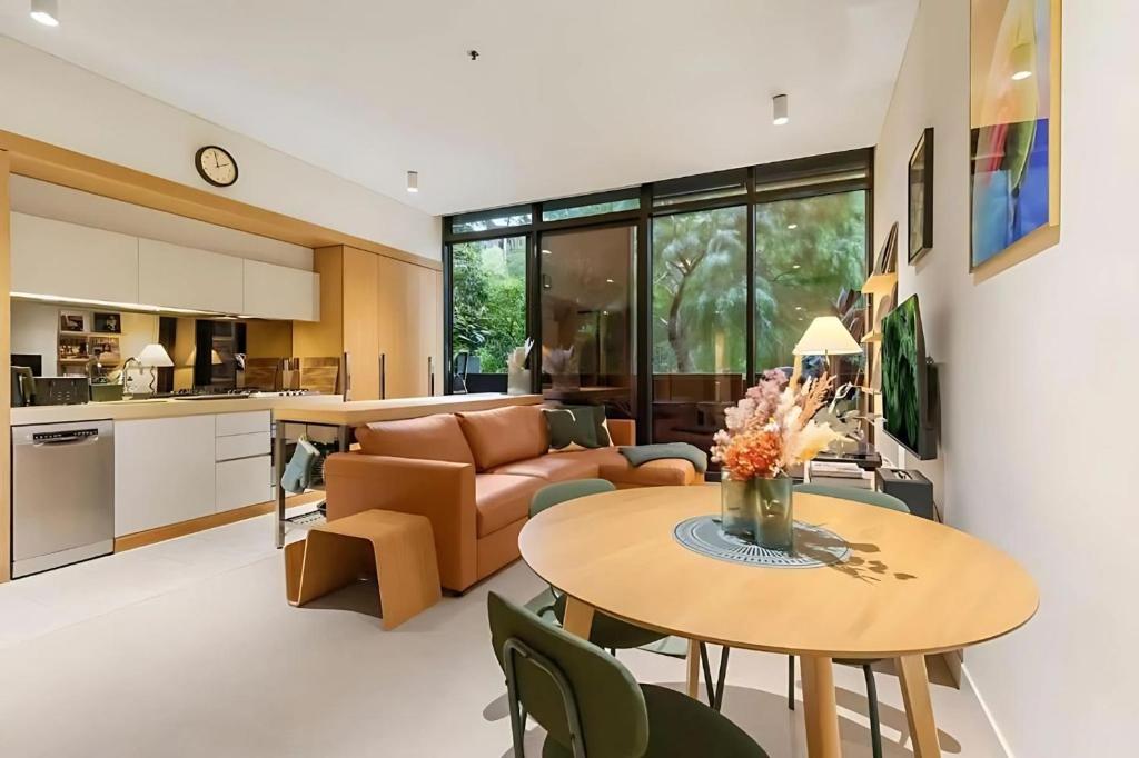 墨尔本Southside urban oasis的客厅里有一张沙发和一张桌子。