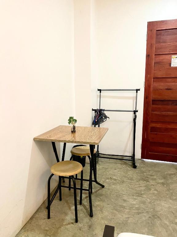 a table and two stools in a room at The Pocket Hotel in Mactan