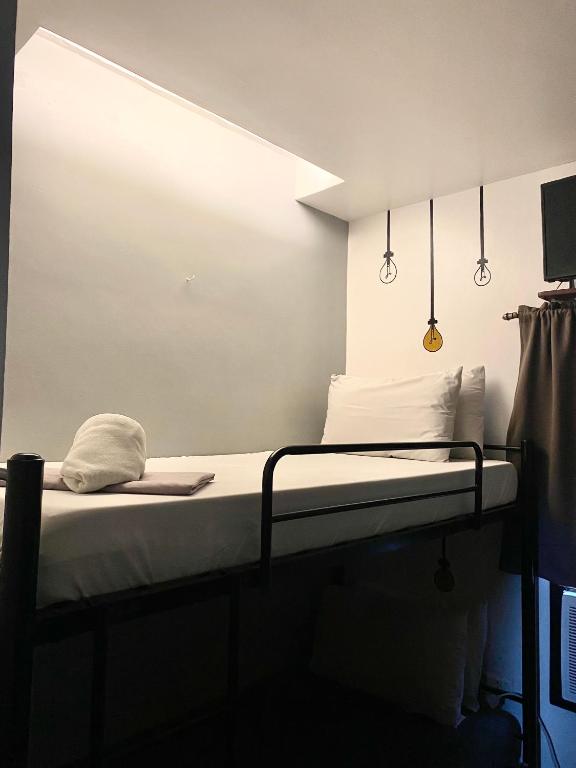 a bed in a hospital room with avertisementatronatronstrationstrationstration at The Pocket Hotel in Mactan