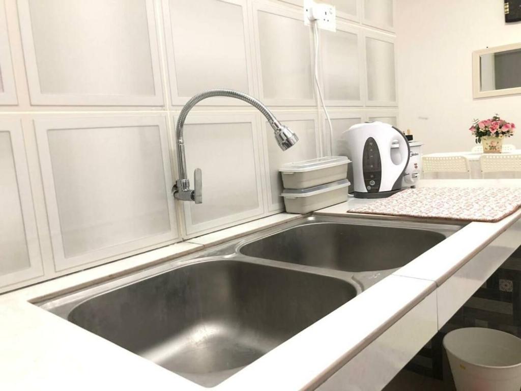 Kuchyň nebo kuchyňský kout v ubytování Residence Homestay wakaf Che Yeh