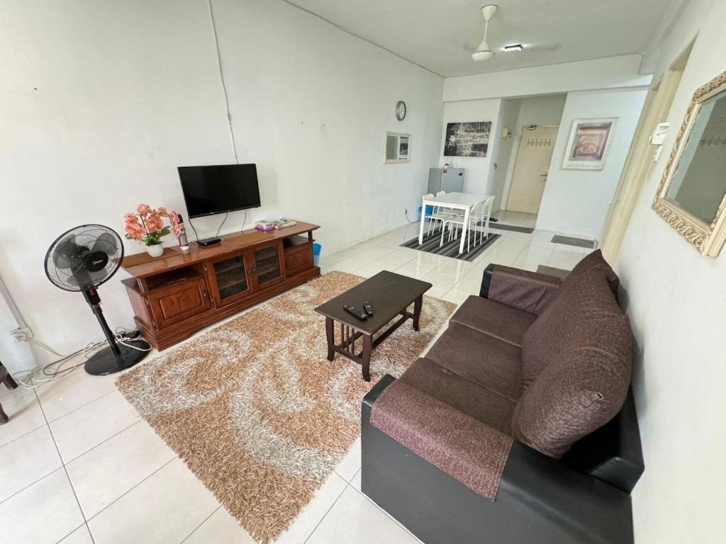 TV a/nebo společenská místnost v ubytování Residence Homestay wakaf Che Yeh