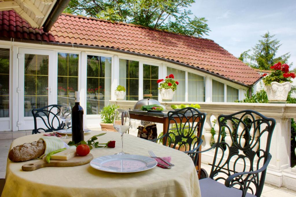 Vonkajšia záhrada v ubytovaní Villa Wellness