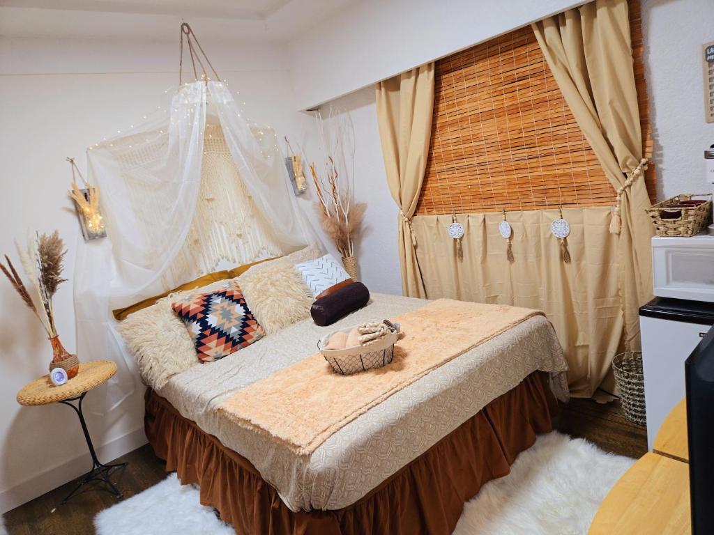 Ένα ή περισσότερα κρεβάτια σε δωμάτιο στο Cozy Boho Room at the Heart of Vancouver! Private Parking, Self Check-in & just 4 mins to Metrotown!