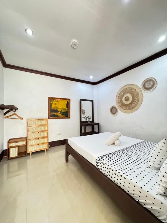 a bedroom with a bed in a room at Aquaholik Traveler's Lodge in El Nido