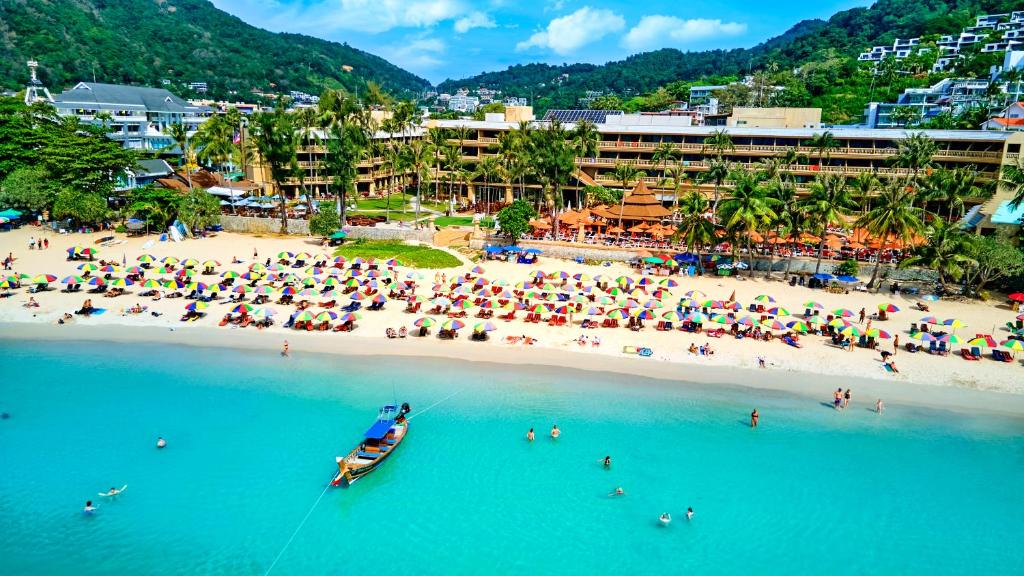 eine Luftansicht auf einen Strand mit einer Gruppe von Personen in der Unterkunft Beyond Kata in Kata Beach