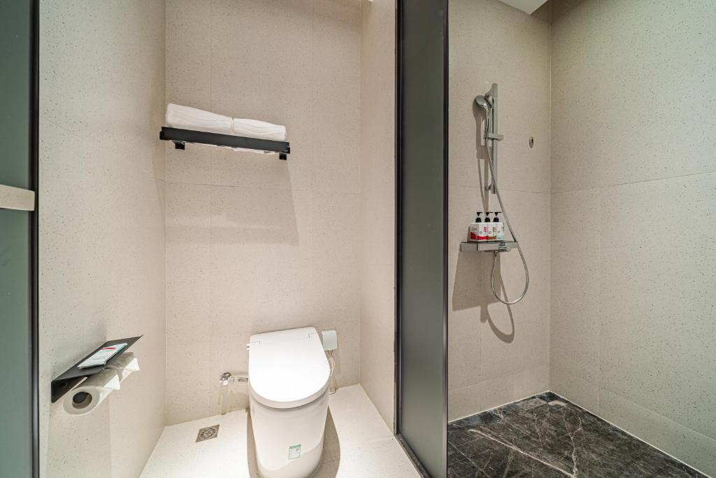 Koupelna v ubytování Echarm Hotel Guangzhou Baiyun Station Julong Metro Station