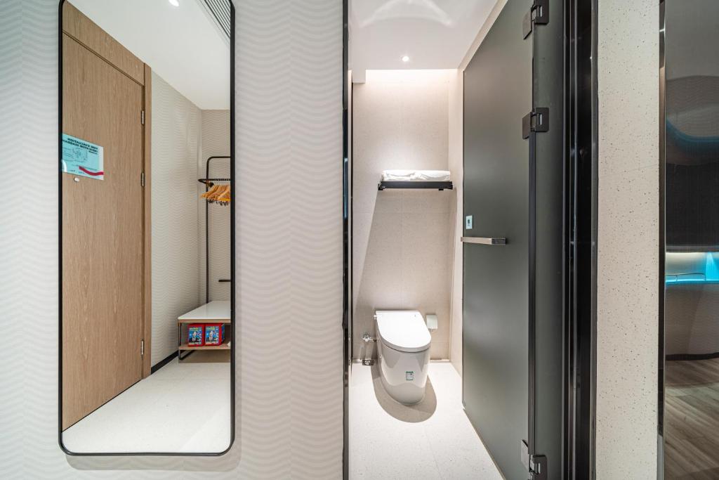 Koupelna v ubytování Echarm Hotel Guangzhou Baiyun Station Julong Metro Station