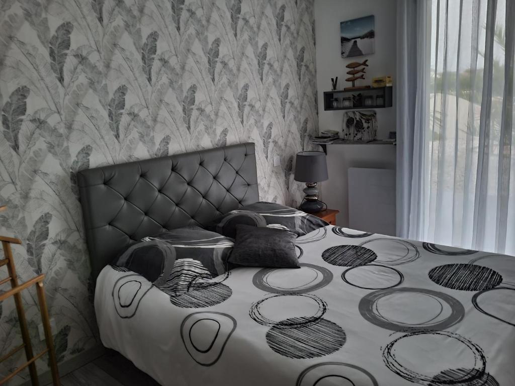 ノートル・ダム・ド・モンにあるChez Marieのベッドルーム1室(ベッド1台、白黒の掛け布団付)