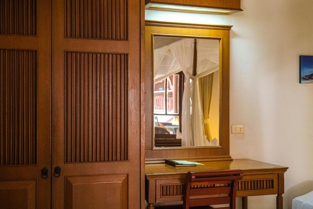 TV a/nebo společenská místnost v ubytování Bhundhari Chaweng Beach Resort Koh Samui - SHA Plus