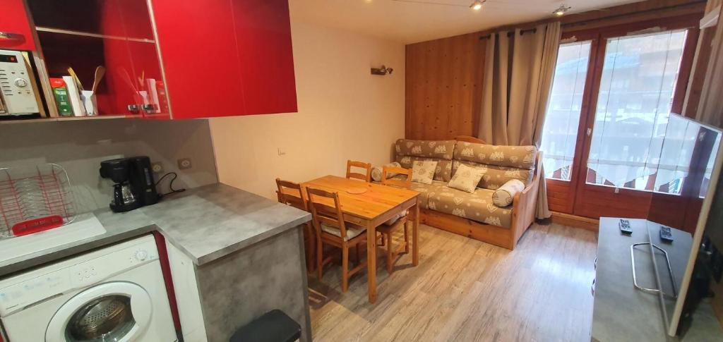 une cuisine et un salon avec une table et un canapé dans l'établissement Résidence Melezets 3 - 2 pièces 4 personnes MAE-0601, à Modane