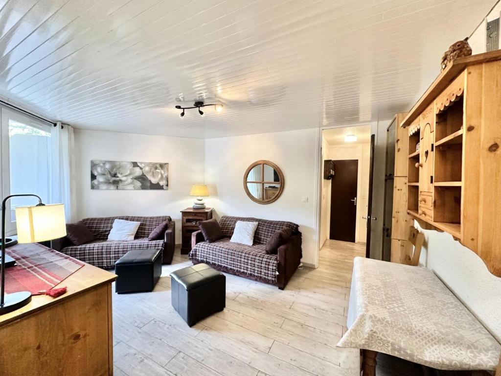 un salon avec deux canapés et une table dans l'établissement Résidence Les Fibieres - JOLI T2 PIED DES PISTES, FIBIERES MAE-7371, à Vars
