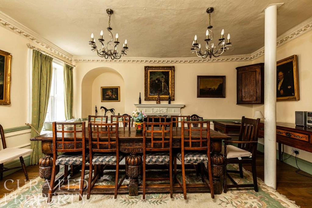 Posezení v ubytování The Admirals House - Central Bath & Free Parking